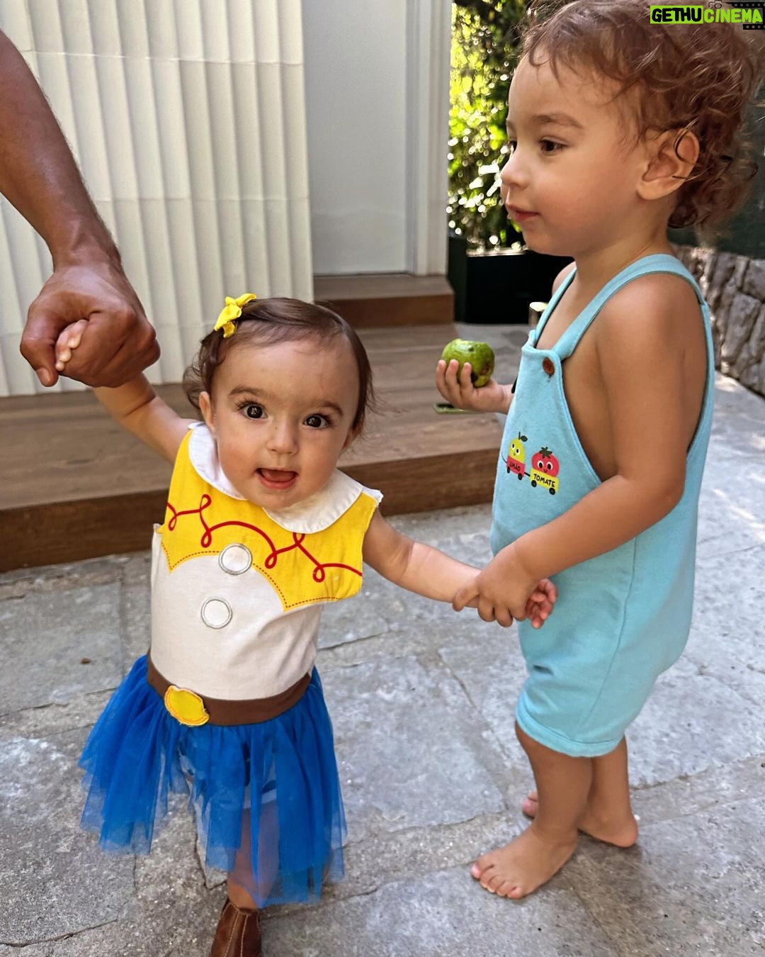Thaila Ayala Instagram - Penseee numa garotinha que adoraaa uma bagunça, música alta e uma fantasia… pensou… ela se chama Tereza. Ps: A gente vinha c uma fantasia na mão e ela logo começava a pular de alegria nem sei a quem puxou 🫣