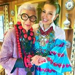 Thalía Instagram - Se nos adelanta este gran icono y leyenda del estilismo y de la determinación. Ella creyó fielmente en sí misma, en su visión y en cómo compartirla de una manera inteligente y sencilla al mundo entero. Un gran pilar en el ejemplo perfecto de cómo construirse uno como marca. Tuve la gran fortuna de conocerla en casa de mi amiga @mrshilfiger y fue instantánea nuestra conexión. Ella fue una de las figuras que más he admirado por su cerebro y por su corazón, que los tuvo afilados hasta el último día de su vida. Maravillosa @iris.apfel, sigue adelante, llevando color y alegría en tu nuevo camino. Gracias por toda tu magia y por enseñarnos que el intelecto y el corazón pueden trabajar mano a mano para crear una vida fantástica. 🙏🏼💖🕊️
