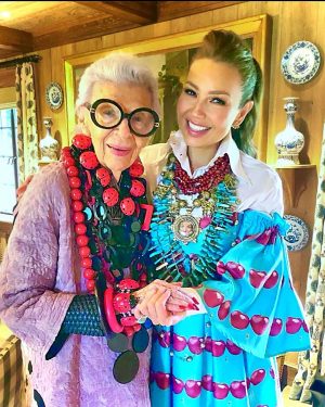 Thalía Instagram - Se nos adelanta este gran icono y leyenda del estilismo y de la determinación. Ella creyó fielmente en sí misma, en su visión y en cómo compartirla de una manera inteligente y sencilla al mundo entero. Un gran pilar en el ejemplo perfecto de cómo construirse  uno como marca.

Tuve la gran fortuna de conocerla en casa de mi amiga @mrshilfiger y fue instantánea nuestra conexión. Ella fue una de las figuras que más he admirado por su cerebro y por su corazón, que los tuvo afilados hasta el último día de su vida. 

Maravillosa @iris.apfel, sigue adelante, llevando color y alegría en tu nuevo camino. Gracias por toda tu magia y por enseñarnos que el intelecto y el corazón pueden trabajar mano a mano para crear una vida fantástica. 🙏🏼💖🕊️