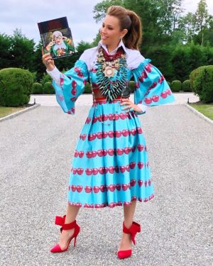 Thalía Instagram - Se nos adelanta este gran icono y leyenda del estilismo y de la determinación. Ella creyó fielmente en sí misma, en su visión y en cómo compartirla de una manera inteligente y sencilla al mundo entero. Un gran pilar en el ejemplo perfecto de cómo construirse  uno como marca.

Tuve la gran fortuna de conocerla en casa de mi amiga @mrshilfiger y fue instantánea nuestra conexión. Ella fue una de las figuras que más he admirado por su cerebro y por su corazón, que los tuvo afilados hasta el último día de su vida. 

Maravillosa @iris.apfel, sigue adelante, llevando color y alegría en tu nuevo camino. Gracias por toda tu magia y por enseñarnos que el intelecto y el corazón pueden trabajar mano a mano para crear una vida fantástica. 🙏🏼💖🕊️
