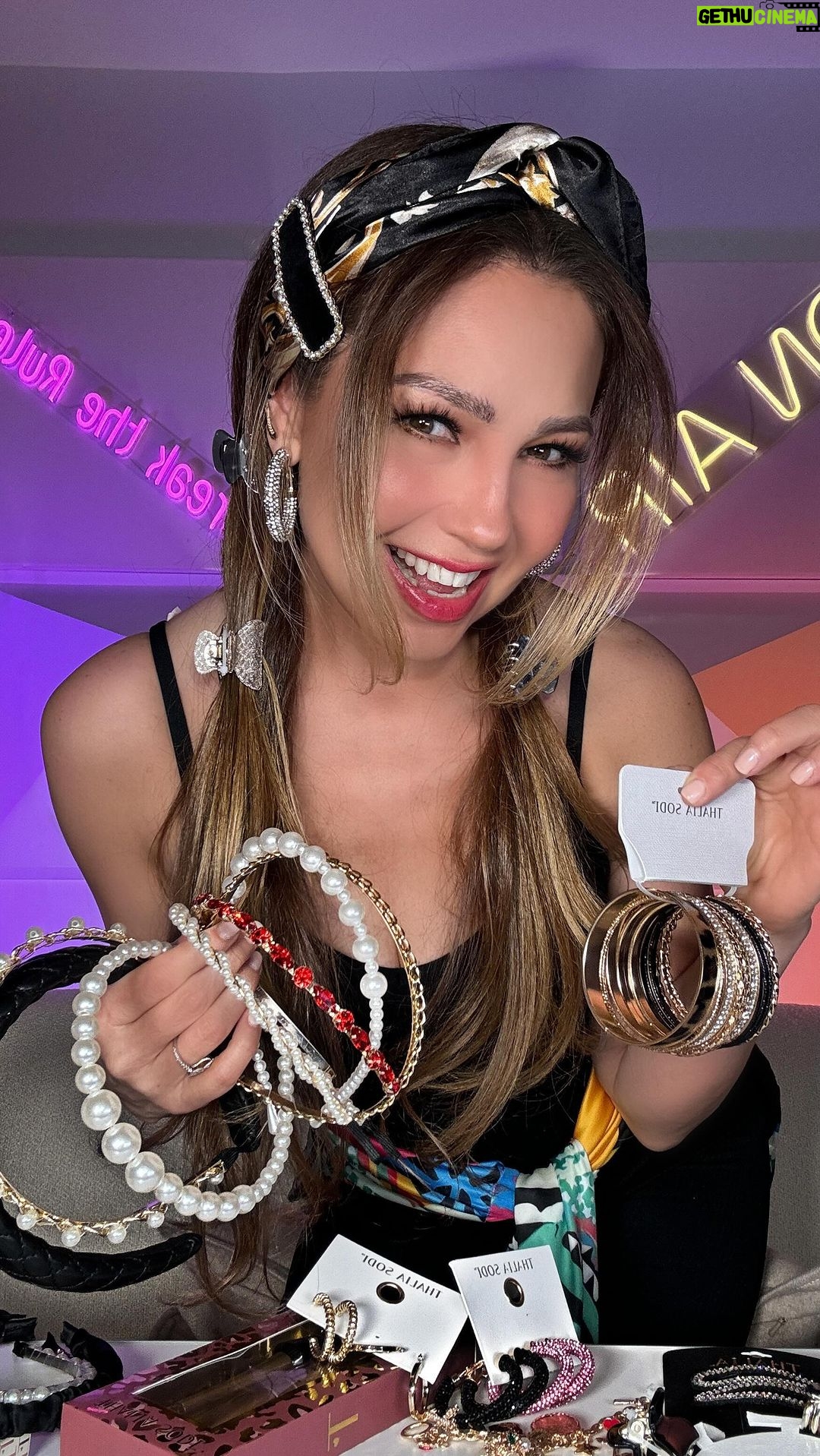 Thalía Instagram - Gracias por caminar junto a mí durante todos estos años, creando cosas hermosas para mi colección Thalia Sodi 🩷. Me hace muy feliz saber que estoy con ustedes, en sus hogares, no solo a través de mi música, sino también a través de toda esta magia que creamos para que utilicen en su vida cotidiana.👗👠💍🪞👛 ¿Qué les gustaría que agregáramos a #ThaliaSodiCollection? ¡Los leo! 💋