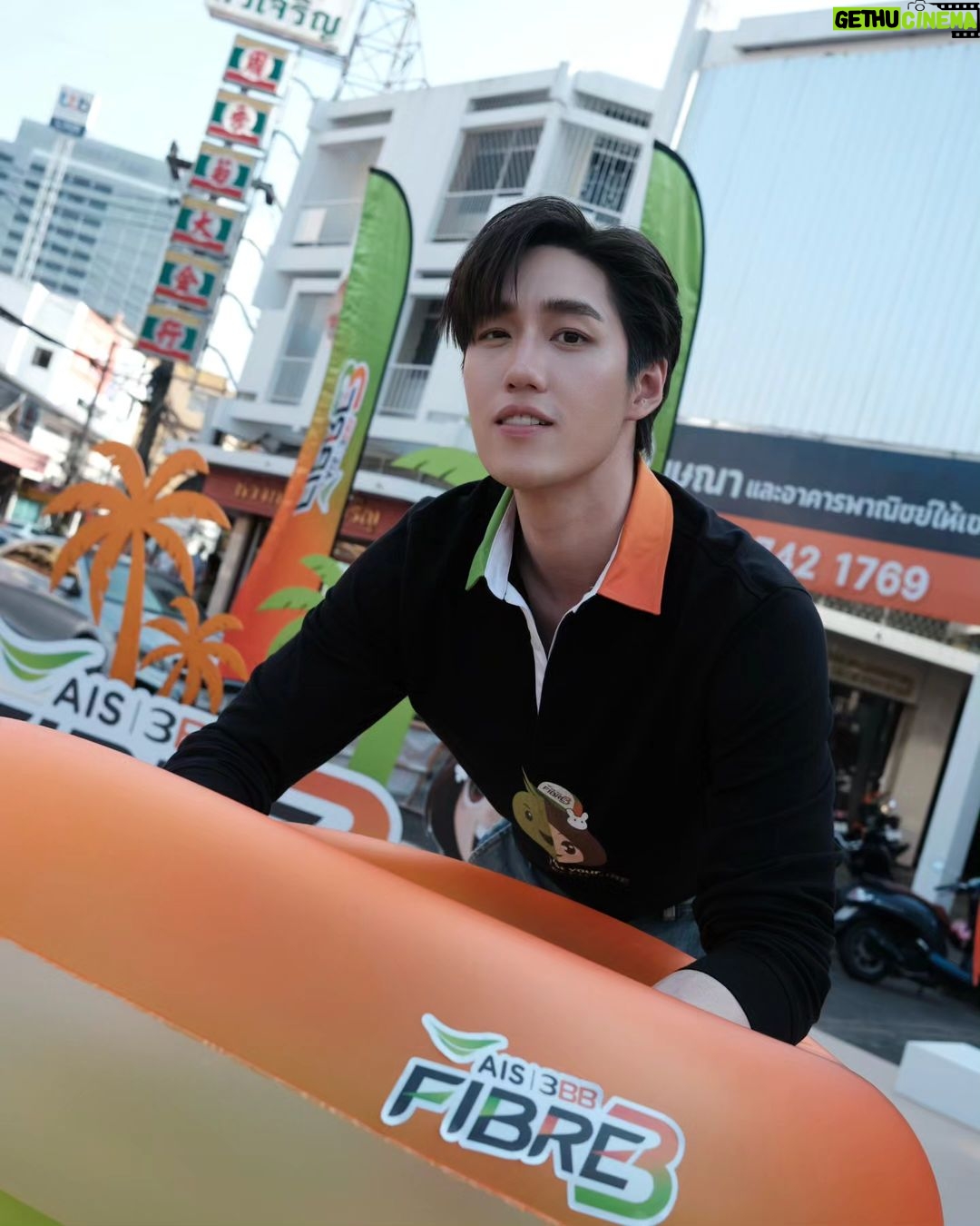 Thanapob Leeratanakachorn Instagram - 🚘💚🧡🌊🛟 AIS 3BB Fibre3 พาน้องอุ่นใจ น้องส้มจิ๊ด บุกกลาง old town ภูเก็ต ใครอยู่แถวนั้นอย่าลืมแวะไปถ่ายรูปนะครับ #AIS3BBFibre3 #อนาคตที่มากกว่าเพื่อคุณ Old Town Phuket