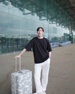 Thanapob Leeratanakachorn Instagram - My fav fellow traveller🫶🦊🥰

#SamsoniteTH
#SamsoniteMaisonKitsunéXThanapob
#MaisonKitsunéXSamsoniteTH
#CarryYourWanderlust