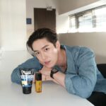 Thanapob Leeratanakachorn Instagram - 😉✨⁣ ⁣ คู่หูกู้หน้าไบรท์ของต่อต้อง ⁣ การ์นิเย่ เมน ทวินเทอร์โบไบรท์!⁣ แค่ #ล้างทาไบรท์ ล้างด้วยโฟมเทอร์โบไบรท์ ซูเปอร์ดูโอ ตามด้วยทาเทอร์โบไบรท์ ซูเปอร์ เซรั่ม เจล แค่นี้ก็ #ไบรท์ไวติดเทอร์โบ⁣ #GarnierMenThailand ⁣ #กู้หน้าชายไทยไบรท์ไวติดเทอร์โบ⁣