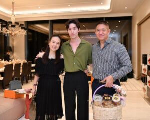 Thanapob Leeratanakachorn Instagram - So happy ;)

Thank you P’ @panglamsam and P’A for hosting a lovely party last night kub.
ดีใจที่ได้เจอทุกคนนะคร้าบ สนุกมากครับเมื่อคืน😆🤩