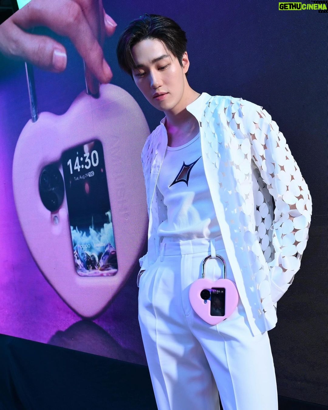 Thanapob Leeratanakachorn Instagram - 💖🔓 โดดเด่นกว่าที่เคยไปกับ OPPO X AMBUSH® @oppo @oppothailand ที่สุดของเคสฝาพับรูปหัวใจสำหรับ OPPO Find N3 Flip ที่เชื่อมโยงทั้งนวัตกรรมและความโฉบเฉี่ยวได้อย่างลงตัว #OPPOFindN3Flip #OPPOxAMBUSH #HappyFlippedYear