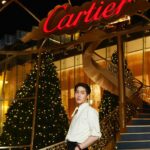 Thanapob Leeratanakachorn Instagram - “The Fabulous House” ครั้งแรกในประเทศไทย! @cartier เนรมิต ICONSIAM เป็นแดนมหัศจรรย์ต้อนรับเทศกาลแห่งความสุข พร้อมพบกับ Installations สุดหรู Cartier Staircase to the Fabulous House ต้นคริสต์มาสกลางแจ้ง โดดเด่นด้วยแอร์ชิปดีไซน์เอกลักษณ์ของแคมเปญ และ Cartier Christmas Tree ขนาดยักษ์ จำลองสถาปัตยกรรมเด่นของบูติกใน 3 มหานคร ได้แก่ ปารีส, ลอนดอน, และนิวยอร์ก พร้อมมอบความสุขให้ทุกคนถึง 7 ม.ค. 2567 อย่าลืมมารับความสุขด้วยกันนะคร้าบบบ #CartierThailand #TheFabulousCartierHouse