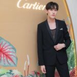 Thanapob Leeratanakachorn Instagram - 🖤🐆🥂 รู้สึกเป็นเกียรติมากครับที่ได้ร่วมงานฉลอง @cartier เปิดบูติก สาขา ดิ เอ็มโพเรียม สาขาที่ใหญ่ที่สุดในไทย ในฐานะ Friend of Maison ชายคนแรกของประเทศไทย บอกเลยว่าบูติกมีความน่าสนใจที่ดีไซน์ผสมผสานตัวตนของเมซง และวัฒนธรรมไทย ภายใต้แนวคิด ‘The Urban Oasis’ เหมือนกับยกป่าที่อุดมสมบูรณ์มาไว้กลางกรุง อย่าลืมแวะมาเยี่ยมชมกันนะครับ😘 #CartierThailand #CartierXThanapob