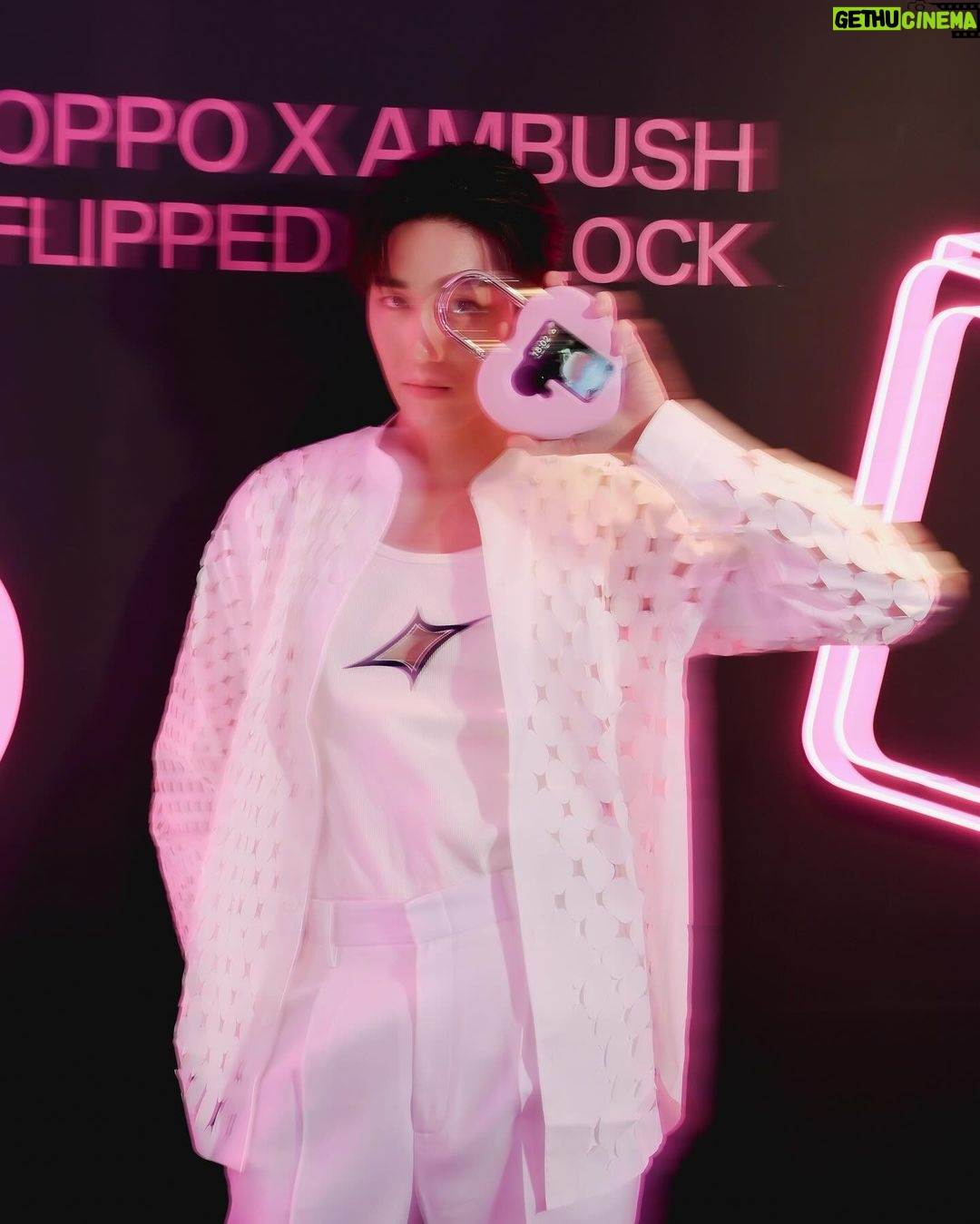 Thanapob Leeratanakachorn Instagram - 💖🔓 โดดเด่นกว่าที่เคยไปกับ OPPO X AMBUSH® @oppo @oppothailand ที่สุดของเคสฝาพับรูปหัวใจสำหรับ OPPO Find N3 Flip ที่เชื่อมโยงทั้งนวัตกรรมและความโฉบเฉี่ยวได้อย่างลงตัว #OPPOFindN3Flip #OPPOxAMBUSH #HappyFlippedYear