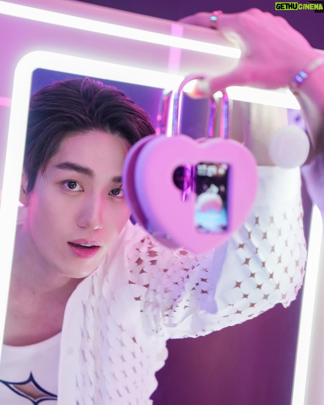 Thanapob Leeratanakachorn Instagram - 💖🔓 โดดเด่นกว่าที่เคยไปกับ OPPO X AMBUSH® @oppo @oppothailand ที่สุดของเคสฝาพับรูปหัวใจสำหรับ OPPO Find N3 Flip ที่เชื่อมโยงทั้งนวัตกรรมและความโฉบเฉี่ยวได้อย่างลงตัว #OPPOFindN3Flip #OPPOxAMBUSH #HappyFlippedYear