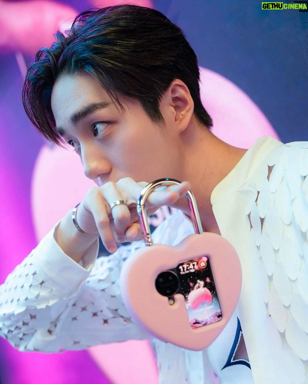 Thanapob Leeratanakachorn Instagram - 💖🔓 โดดเด่นกว่าที่เคยไปกับ OPPO X AMBUSH® @oppo @oppothailand ที่สุดของเคสฝาพับรูปหัวใจสำหรับ OPPO Find N3 Flip ที่เชื่อมโยงทั้งนวัตกรรมและความโฉบเฉี่ยวได้อย่างลงตัว #OPPOFindN3Flip #OPPOxAMBUSH #HappyFlippedYear