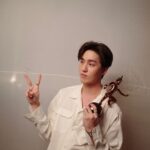 Thanapob Leeratanakachorn Instagram - ได้มาเเล้วน้าาาา 🤩⁣ ขอบคุณทุกคนที่เกี่ยวข้องอีกครั้งนะคร้าบ⁣ ขอบคุณทุกคนที่ทุ่มเทเเละ เชื่อใจโปรเจคนี้ครับ⁣ ⁣ ปล.โปรเจคใหม่กำลังจะเริ่มเเล้ว ไปด้วยกันต่อนะ😘⁣ ⁣ #ใต้หล้า⁣ #นาฏราชครั้งที่14