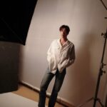 Thanapob Leeratanakachorn Instagram - ได้มาเเล้วน้าาาา 🤩⁣ ขอบคุณทุกคนที่เกี่ยวข้องอีกครั้งนะคร้าบ⁣ ขอบคุณทุกคนที่ทุ่มเทเเละ เชื่อใจโปรเจคนี้ครับ⁣ ⁣ ปล.โปรเจคใหม่กำลังจะเริ่มเเล้ว ไปด้วยกันต่อนะ😘⁣ ⁣ #ใต้หล้า⁣ #นาฏราชครั้งที่14