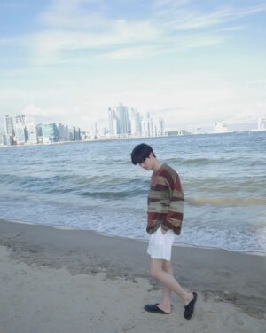 Thanapob Leeratanakachorn Instagram - 🌊🌤️ไปเดินเตะคลื่นทะเลด้วยกัน