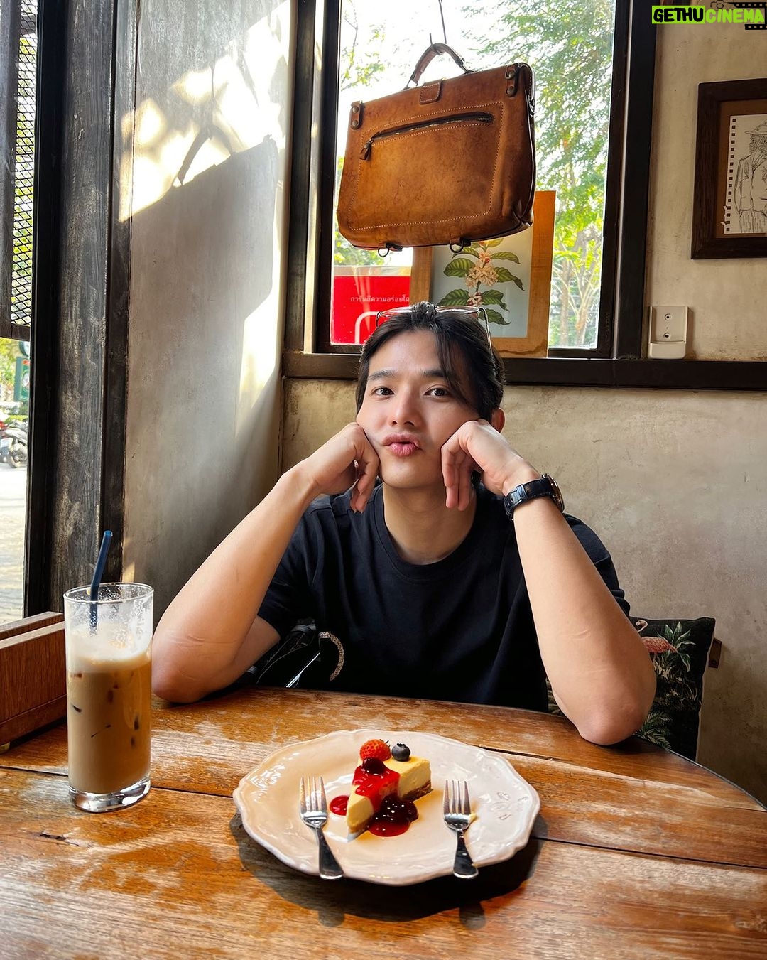 Thanat Lowkhunsombat Instagram - ☕️😊🍰