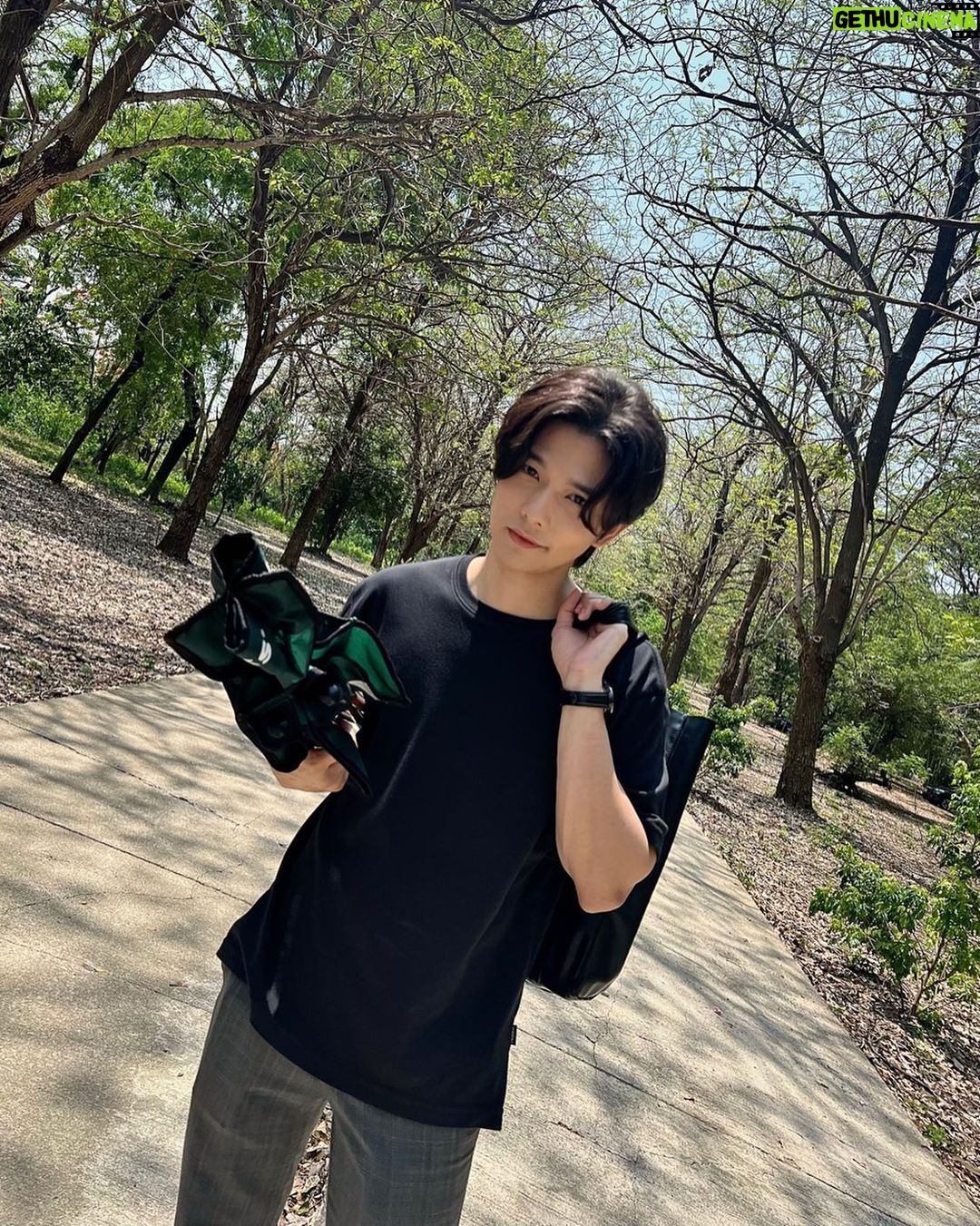Thanat Lowkhunsombat Instagram - แบกเก้าอี้ไปทำงานทำการ 🌞