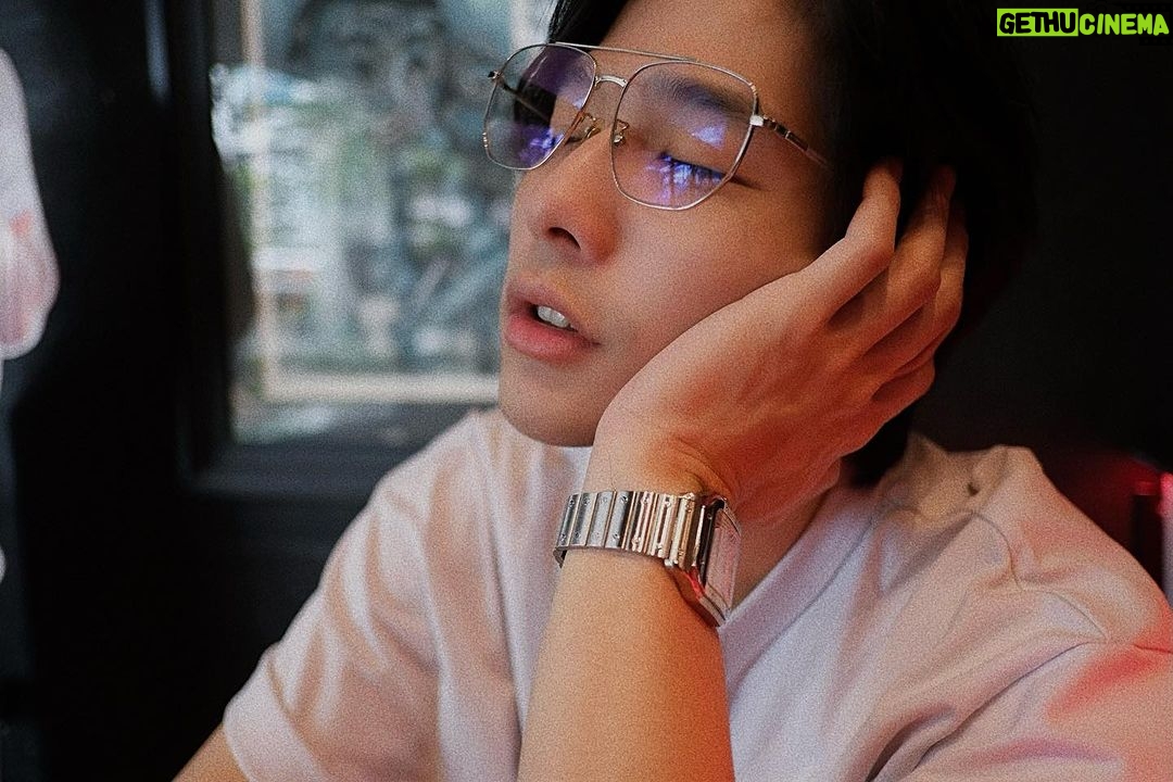 Thanat Lowkhunsombat Instagram - 🤓 😴