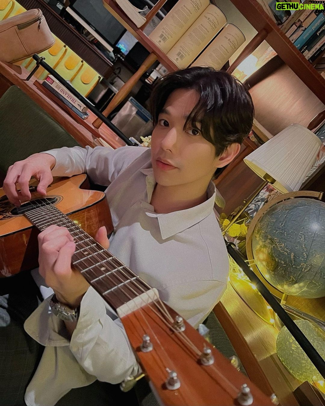 Thanat Lowkhunsombat Instagram - 🎸