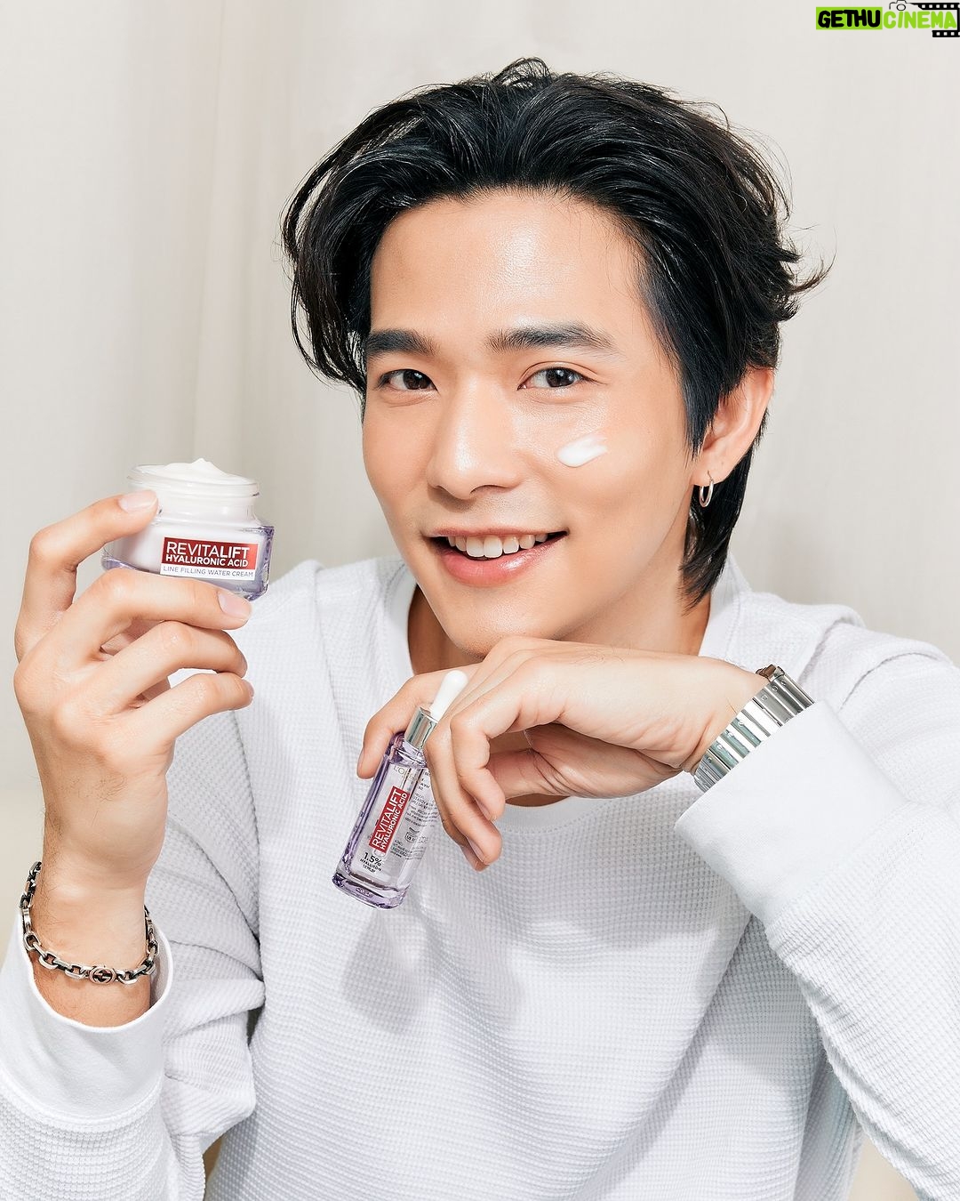 Thanat Lowkhunsombat Instagram - ผิว Glass skin ดูสุขภาพดีแบบลี มีคู่หูไฮยาจาก L’Oreal Paris เป็นตัวช่วย 🫧 เริ่มจาก Hyaluron Serum เติมความชุ่มชื้นอย่างล้ำลึกให้ผิวดูอิ่มเด้งจากภายใน แล้วตามด้วย Hyaluron Line Filling Water Cream ช่วยลดเลือนริ้วรอย ใช้คู่กันผิวยิ่งดูฉ่ำอิ่มฟู และยังดูสุขภาพดี 💜 #LOrealParisTH #LOrealHyaluronCream #Glassskin #ลอรีอัลไฮยาลูรอน