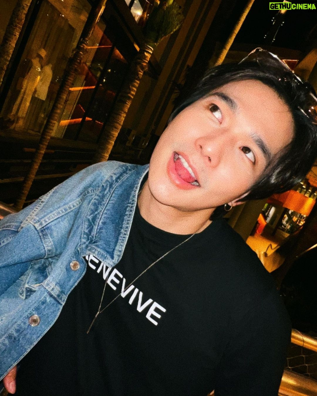 Thanat Lowkhunsombat Instagram - 😜