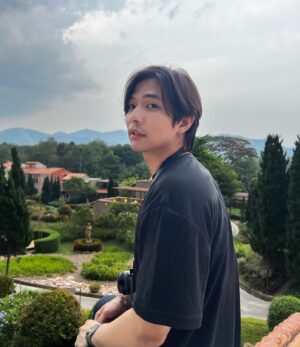 Thanat Lowkhunsombat Instagram - เหมือนจะหนาว 🖤