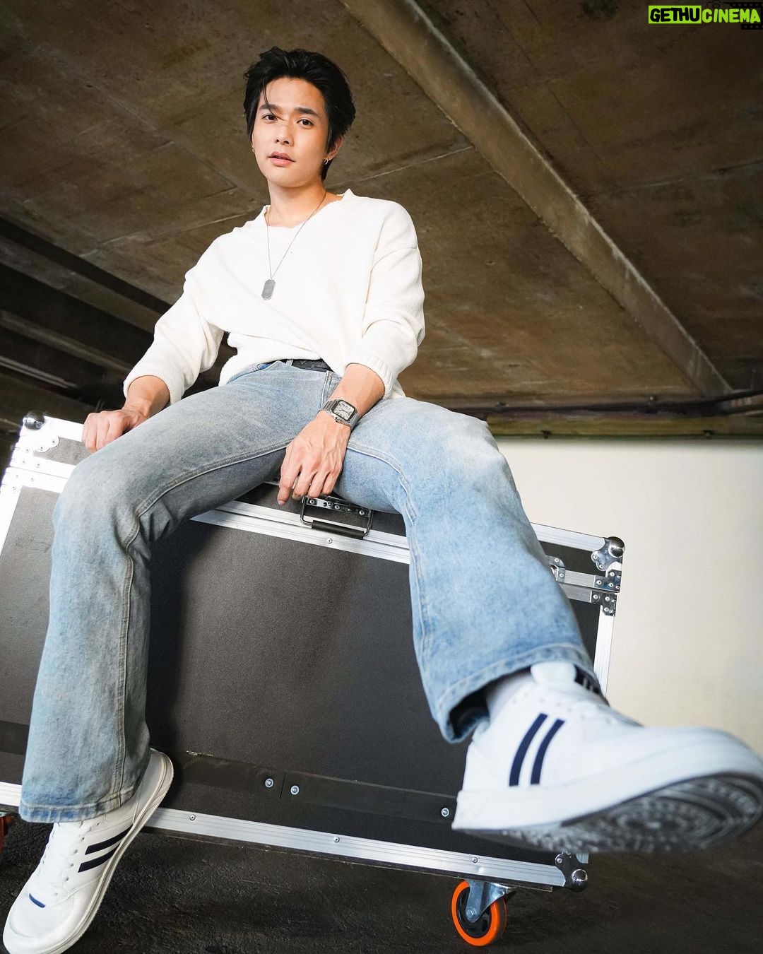 Thanat Lowkhunsombat Instagram - ที่ใส่เสื้อหนา เพราะวันนี้ลีใส่บาจาแล้ว Cool 😄👟 @Batathailand ถึงกับต้องเคลียร์ความจำเครื่องให้ภาพความคูล เพราะสนีกเกอร์ “NORTH STAR BY BATA” ถ่ายมุมไหนก็ออกมาดูดี แถมใส่สบาย ก้าวไปทางไหนก็เพลิน หยิบบาจามาใส่นั่งใส่เดินใส่เท่ๆ ได้ทุกวัน ฝากบาจาด้วยนะครับ แวะไปช้อปได้ทุกสาขา หรือสั่งซื้อออนไลน์ได้ที่ www.bata.co.th ❤️ #Bata #Batathailand #SurprisinglyBata #Stylewithcomfort #NorthstarbyBata #SneakersforAll