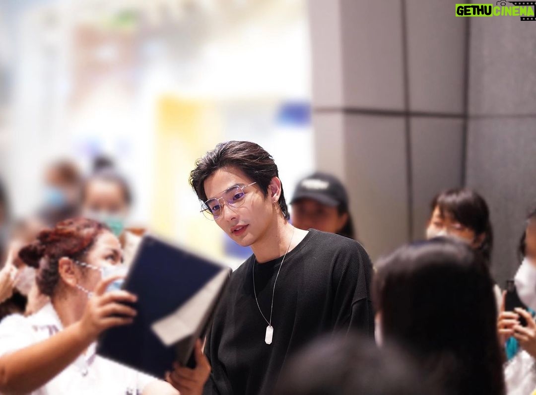 Thanat Lowkhunsombat Instagram - 🥸🖤