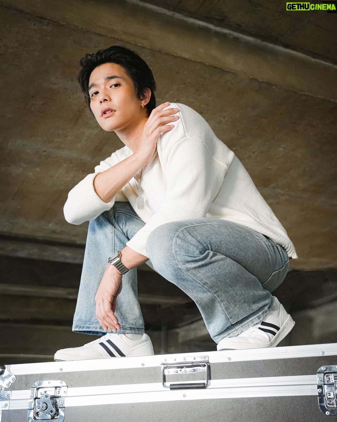 Thanat Lowkhunsombat Instagram - ที่ใส่เสื้อหนา เพราะวันนี้ลีใส่บาจาแล้ว Cool 😄👟 @Batathailand ถึงกับต้องเคลียร์ความจำเครื่องให้ภาพความคูล เพราะสนีกเกอร์ “NORTH STAR BY BATA” ถ่ายมุมไหนก็ออกมาดูดี แถมใส่สบาย ก้าวไปทางไหนก็เพลิน หยิบบาจามาใส่นั่งใส่เดินใส่เท่ๆ ได้ทุกวัน ฝากบาจาด้วยนะครับ แวะไปช้อปได้ทุกสาขา หรือสั่งซื้อออนไลน์ได้ที่ www.bata.co.th ❤️ #Bata #Batathailand #SurprisinglyBata #Stylewithcomfort #NorthstarbyBata #SneakersforAll