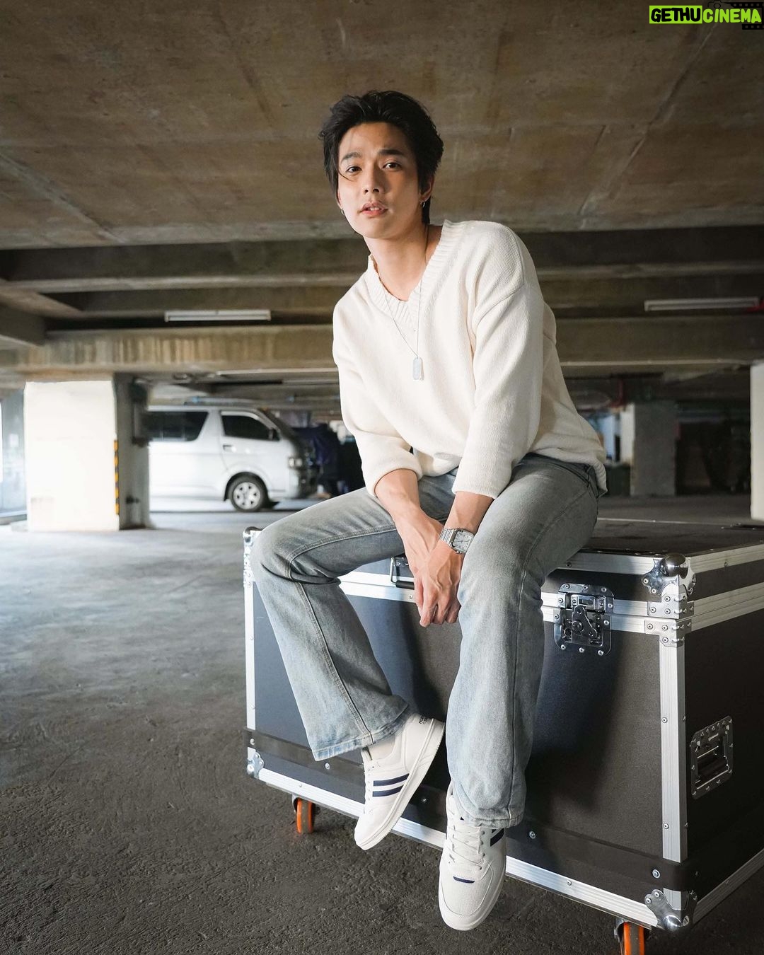 Thanat Lowkhunsombat Instagram - ที่ใส่เสื้อหนา เพราะวันนี้ลีใส่บาจาแล้ว Cool 😄👟 @Batathailand ถึงกับต้องเคลียร์ความจำเครื่องให้ภาพความคูล เพราะสนีกเกอร์ “NORTH STAR BY BATA” ถ่ายมุมไหนก็ออกมาดูดี แถมใส่สบาย ก้าวไปทางไหนก็เพลิน หยิบบาจามาใส่นั่งใส่เดินใส่เท่ๆ ได้ทุกวัน ฝากบาจาด้วยนะครับ แวะไปช้อปได้ทุกสาขา หรือสั่งซื้อออนไลน์ได้ที่ www.bata.co.th ❤️ #Bata #Batathailand #SurprisinglyBata #Stylewithcomfort #NorthstarbyBata #SneakersforAll