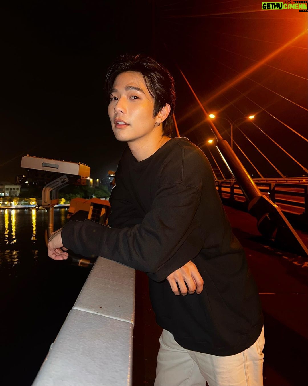 Thanat Lowkhunsombat Instagram - 🖤🤍