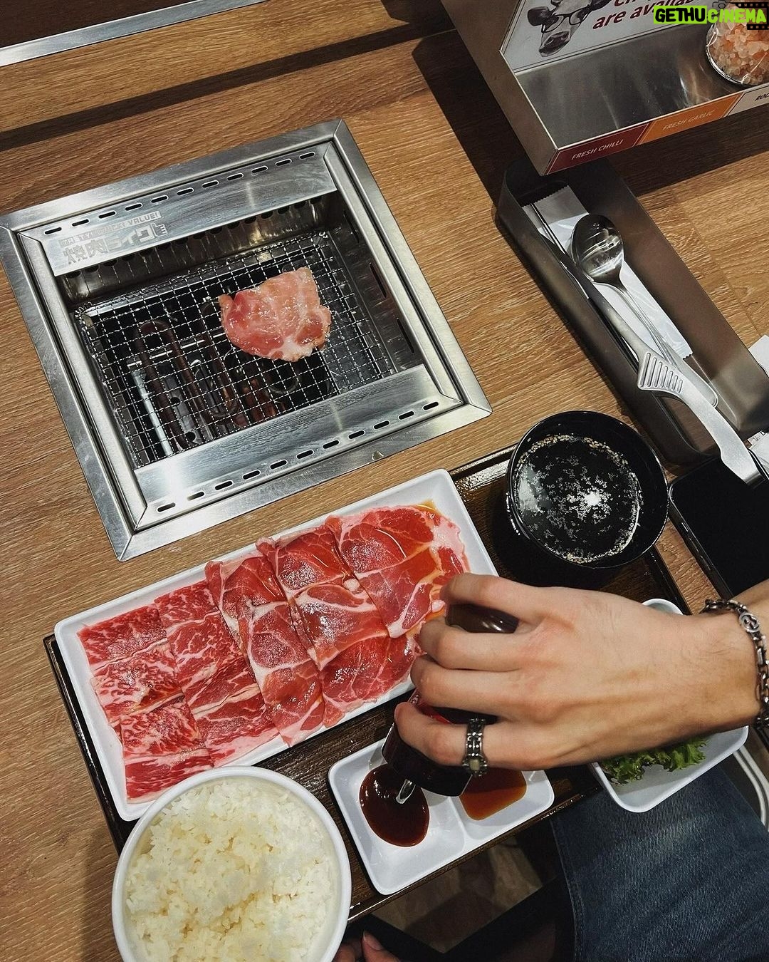 Thanat Lowkhunsombat Instagram - Yakiniku Like ปิ้งย่างไร้ควัน กินแล้วกลิ่นไม่ติดตัวไปทำงานต่อได้เลย เนื้อพรีเมียม ราคาเข้าถึงง่าย แถมยังตอบโจทย์คนชอบนัดแล้วล่ม เพราะที่นี่มีเตาส่วนตัวกินคนเดียวได้ ไม่มีเขิน น้ำจิ้มยังมีหลายรสชาติให้เลือกแบบฟินๆกันเลย #ปิ้งย่างคนโสด #ปิ้งย่างเตาเดี่ยวไร้กลิ่นติดตัว #YakinikuLikeThailand