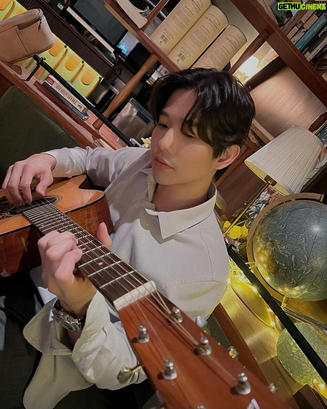Thanat Lowkhunsombat Instagram - 🎸
