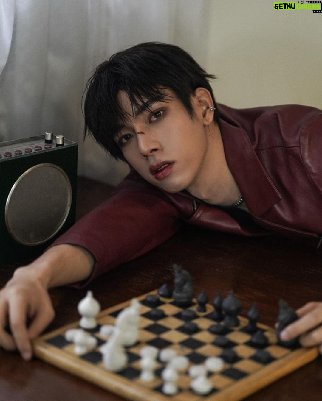 Thanatsaran Samthonglai Instagram - Play with me ? 🖤♟️