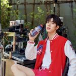 Thanatsaran Samthonglai Instagram - ทำงานทั้งวันแต่ไม่เหนื่อยเลย เพราะผมดื่ม VITADAY Energy Water ❤️💙❤️💙 ตื่นตัวพร้อมลุยต่อได้อีก ! #วิตอะเดย์เอนเนอร์จีวอเตอร์ #ตื่นตัวได้อีก #vitaday #สุขภาพคุณให้เราดูแล @vitaday_official