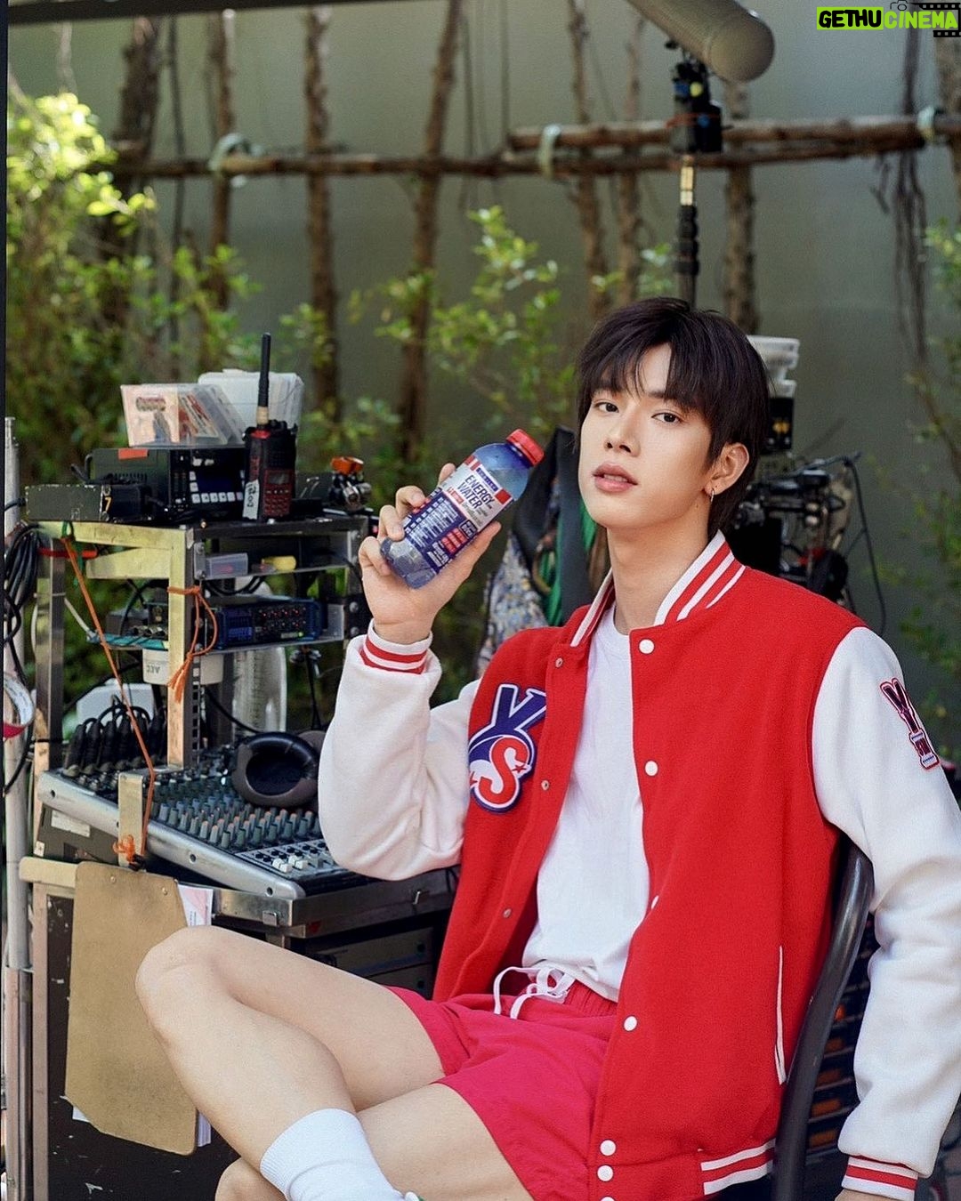 Thanatsaran Samthonglai Instagram - ทำงานทั้งวันแต่ไม่เหนื่อยเลย เพราะผมดื่ม VITADAY Energy Water ❤️💙❤️💙 ตื่นตัวพร้อมลุยต่อได้อีก ! #วิตอะเดย์เอนเนอร์จีวอเตอร์ #ตื่นตัวได้อีก #vitaday #สุขภาพคุณให้เราดูแล @vitaday_official