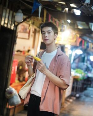 Thanatsaran Samthonglai Instagram - ช่วยนะโมจีบตะวันหน่อยย..🌻
Y Journey EP1 – เพื่อนรักแอบรักเพื่อน 
นำแสดงโดย “แฟรงค์ ธนัตถ์ศรันย์” และ “หล่งซื่อ ลี” 👬
สองเพื่อนซี้ใช้ความเชื่อสายมู และความเชื่อมั่นขับเคลื่อนสิ่งต่างๆ ให้เป็นจริง ติดตามชมได้ตอนแรก วันเสาร์ที่ 14 ตุลาคมนี้ เวลา 17.00น. 
ทางแอพพลิเคชั่น AIS PLAY, ช่อง YouTube ของ AIS รวมถึง ช่อง YouTube ของการท่องเที่ยวแห่งประเทศไทย 🙏😘
#yjourney 
#yjourneys 
#yjourneystaylikealocal #YJourneyEP1
#YJourneyxFrankLonglee