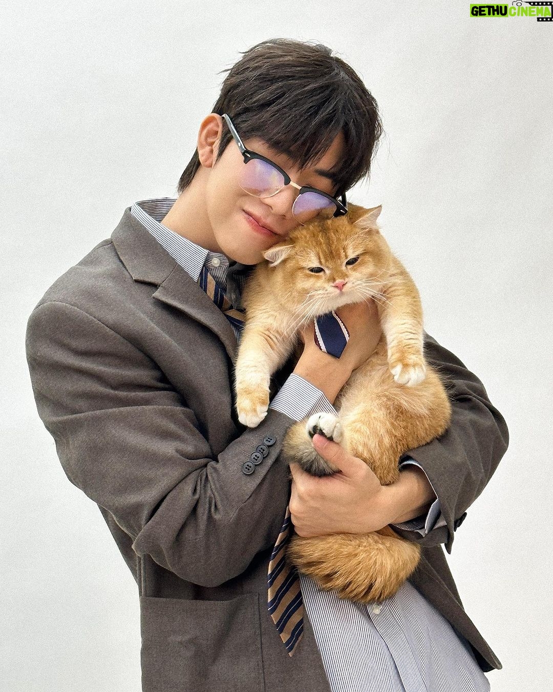 Thanatsaran Samthonglai Instagram - เกิดก่อนเป็นพี่ แล้วเกิดทีหลังนี่เป็นแฟนพี่ได้ป่าว .
