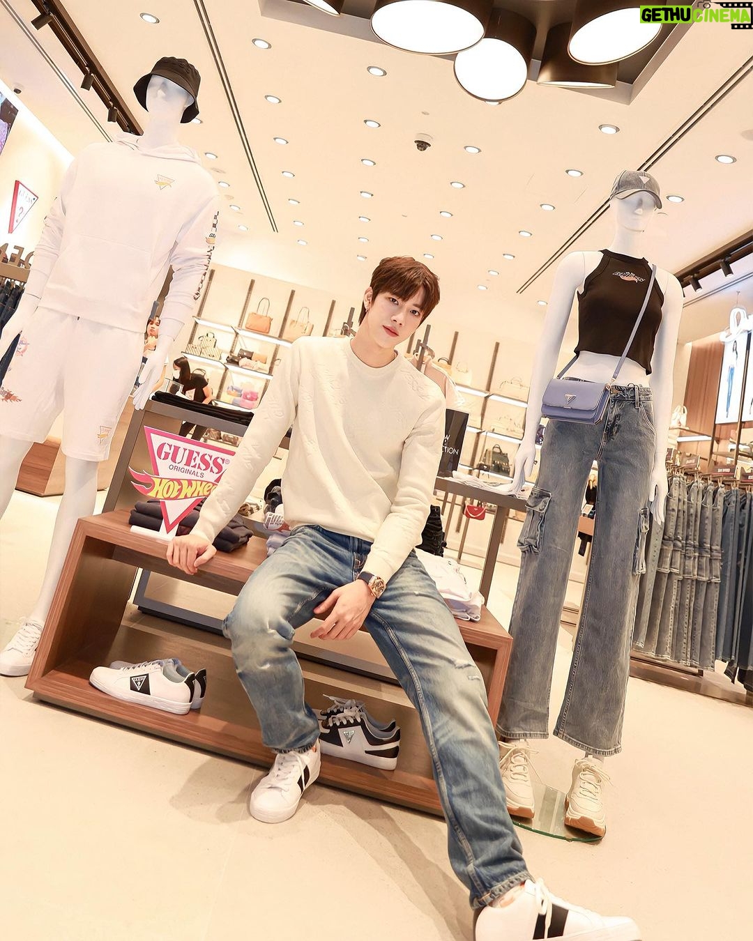 Thanatsaran Samthonglai Instagram - GUESS Shop ใหม่ที่ฟิวเจอร์พาร์ค รังสิต ชั้น G คอนเซ็ปร้านแบบใหม่ล่าสุดแห่งแรกของไทย ที่นี่มีโปรโมชั่นพิเศษช่วงเปิด Shop ใหม่ในเดือนนี้ ❤️ มาช้อปกันนะครับเบบี๋ @guess @guessthailandclub #LoveGUESSThailand