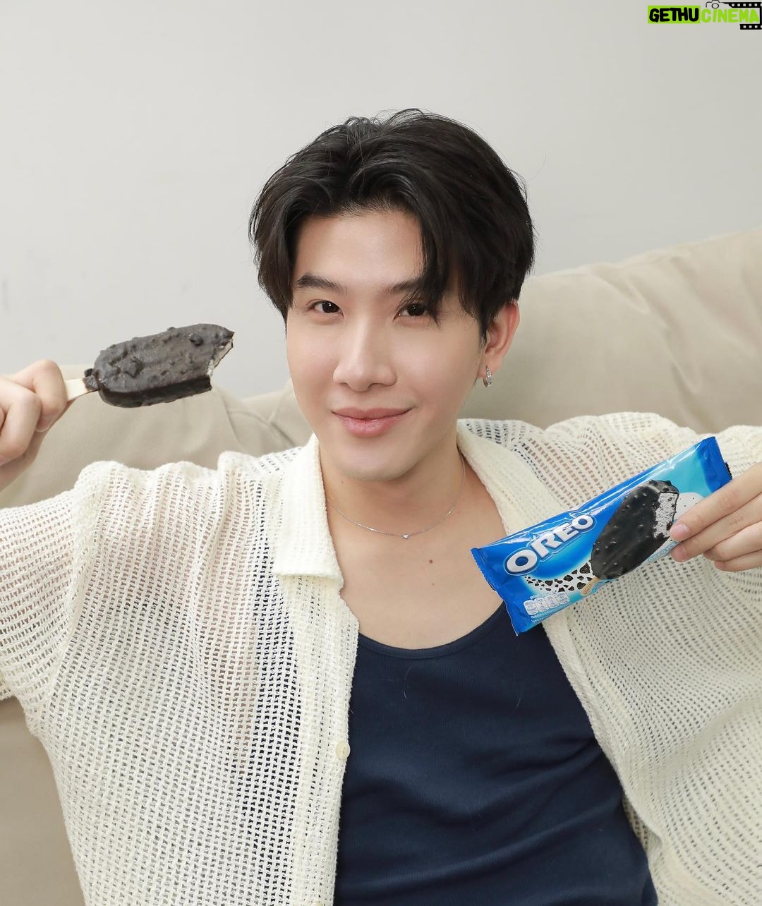 Thanawat Ratanakitpaisan Instagram - ไอติมโอริโอ ผมกินมาตลอด กัดคําไหน ฟินคํานั้นนนนนน เพราะน้องเค้าอร่อยพรีเมียมสไตล์โอริโอ เนื้อไอศกรีมคุ้กกี้แอนด์ครีม เคลือบช็อกโกแลตเข้มข้น อร่อยเต็มคํา กรุบกรอบ กินแล้วฟินนนนนนนนน #อร่อยมว๊ากกก #ไอติมโอริโอ #OREOIceCream