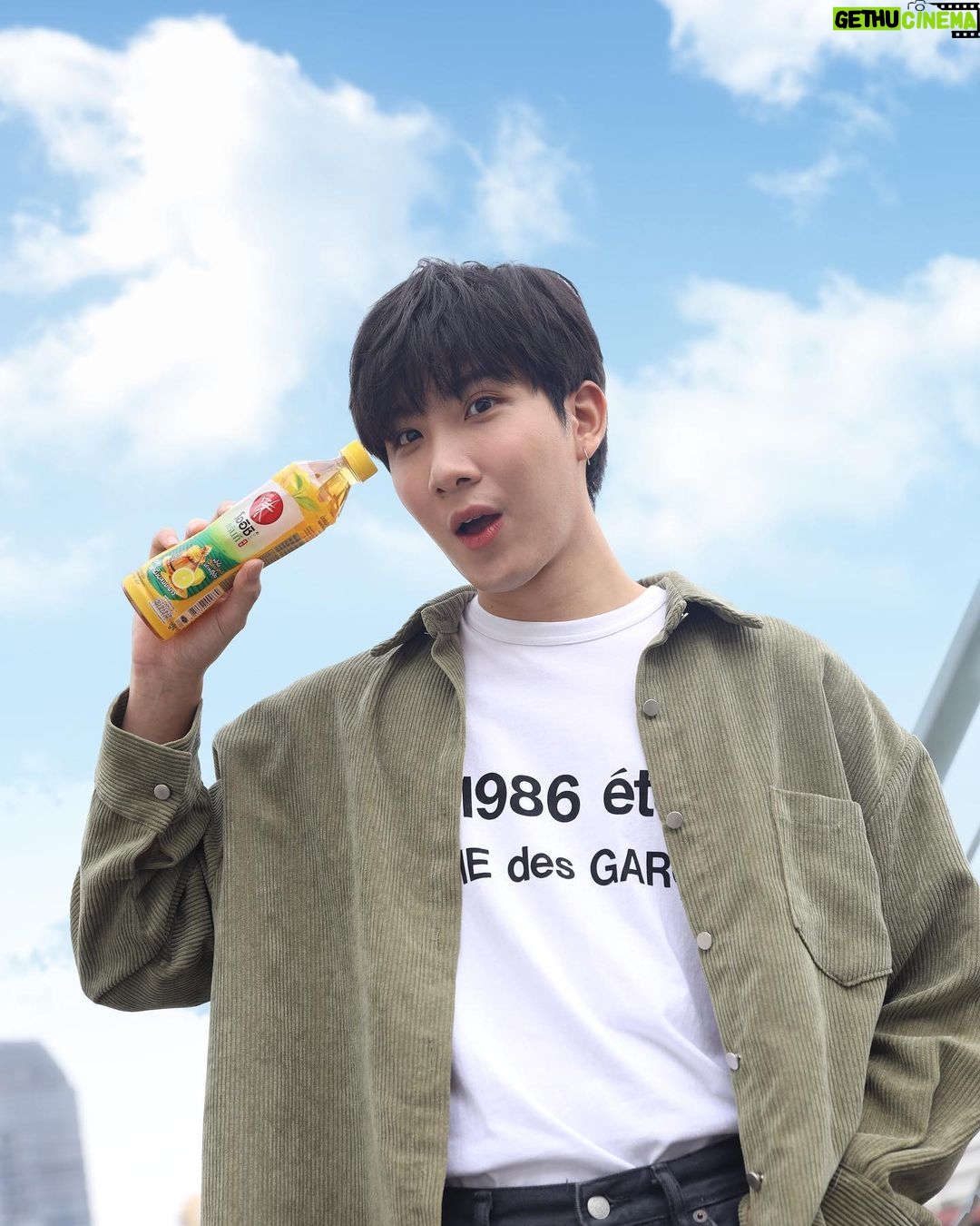 Thanawat Ratanakitpaisan Instagram - โอกาสพิเศษ ที่เราจะได้มาชมวิวท้องฟ้าแบบฟินๆ มาแล้วครับ “Oishi Snap ฟ้า พาฟิน อิน Our Skyy2” ⛅ ลุ้นเป็น 20 ผู้โชคดีได้มา Dinner ชมวิวท้องฟ้า เจอกับพวกเรา Our Skyy 2 ครบทั้ง 8 คู่ มาเจอกันให้ได้นะครับทุกคน ✨ มาร่วมเก็บโมเมนต์ท้องฟ้าไปด้วยกัน ง่ายๆ เพียงถ่ายภาพโออิชิ กรีนทีแบบขวด รสชาติใดก็ได้ จำนวน 10 ขวด กับรูปศิลปินคู่โปรดของคุณใน Our Skyy2 แล้วโพสต์รูปลง Twitter ของตนเอง เปิดเป็นสาธารณะ พร้อมแคปชั่นว่า “คุณอยากชวนคู่นี้มาดื่ม โออิชิ กรีนทีในโมเมนต์นี้เพราะอะไร” และติด #OishiXOurSkyy2 ✨ 👉ร่วมสนุกตั้งแต่ 15 พ.ค. 66 – 11 มิ.ย. 66 👉ประกาศรายชื่อผู้โชคดี 15 มิ.ย. 66 ติดตามรายละเอียดเพิ่มเติมได้ที่ Facebook , Instagram , Twitter : GMMTV #OishiXOurSkyy2