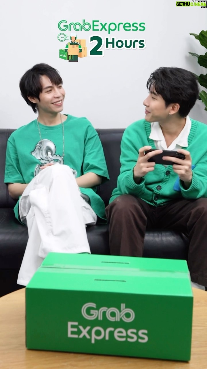 Thanawat Ratanakitpaisan Instagram - เกือบลืมส่งของให้แม่ส้มเลยยย ขอบคุณที่โลกนี้มี GrabExpress 2 Hours 🤟🏻💚 ไม่ว่าจะส่งของไปที่ไหนก็ถึงไว 📦 ยิ่งส่งไกลยิ่งถูกลง ค่าส่งถูกลงสูงสุด 60 บาท** 😘 ผู้ใช้ใหม่ใส่โค้ด 2HR รับส่วนลดสูงสุด 50 บาท* สําหรับทุกผู้ใช้ใส่โค้ด 2HOURS รับส่วนลดสูงสุด 100 บาท* GrabExpress ส่งให้ทันใจภายใน 2 ชั่วโมง ส่งเลย! *เงื่อนไขเป็นไปตามที่บริษัทฯ กำหนด **เมื่อส่งของระยะ 10 กม. ขึ้นไป สำหรับการใช้บริการ GrabExpress ที่เรียกเฉพาะในกรุงเทพฯ เท่านั้น #GrabExpress2hrs #2hrsยิ่งส่งไกลยิ่งถูกลง #GrabExpressTH #ทีมGrab #GrabTH