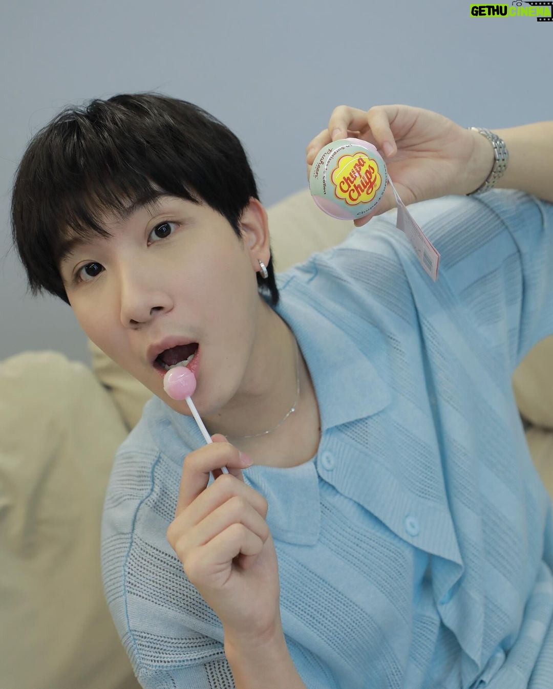 Thanawat Ratanakitpaisan Instagram - ถูกใจทาสแมวแบบผมมากๆ ครับ 😍 กับ Chupa Chups เจ้าเหมียว Pusheen แมวกลม หูหางสั้น ที่ตกใครหลายๆ คนให้หลงรัก 😻 รอบนี้มาพร้อมกับ Chupa Chups อมยิ้มสุดคลาสสิกที่ใคร ๆ ก็ชอบกิน…เจ้าเหมียวทั้งน่ารัก น่ากอดขนาดนี้ใครจะอดใจไหวหละครับ ทาสแมวอย่างผมต้องมาจัดด่วนเลย ใครมีครบแล้วมาอวดกันหน่อยน้าส่วนใครที่ยังไม่มี สามารถไปหาซื้อ แล้วมาลุ้นตัวฟิกเกอร์กันได้ ที่ร้านร้านค้าชั้นนำทั่วไป ราคาชิ้นละ 49 บาท เอง ของมันต้องมี รีบสะสมให้ครบนะครับ 👍🏻 #ChupaChups #Pusheen