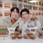 Thanawat Ratanakitpaisan Instagram - แตกต่างกันมาก แต่พอกินด้วยกันก็อร่อย และเข้ากันได้ดีเหมือนพวกเราเลยอะ 👍🏻😋 ใหม่! ช็อกโกแลตคิง การผสมผสานระหว่างเบอร์เกอร์และช็อกโกแลตระดับพรีเมียม เฮอร์ชีส์บันหอมกรุ่นจากเตาผสมผสานกับเนื้อย่างด้วยไฟและชีสเยิ้มๆ ราคาเริ่มต้น 129 บาทเท่านั้น 🍫🍔 มาพร้อมกับเฮอร์ชีส์ฟรายส์ 🍟 เฟรนช์ฟรายส์นำเข้า 100% ราดด้วยซอสช็อกโกแลตเข้มข้น อร่อยจนต้องดูดนิ้ว 👍🏻 ไปอร่อยกันได้ตั้งแต่ 24 มกราคม – 31 มีนาคม 2023 นะครับ #BurgerKingThailand #เฮอร์ชีส์บัน #เฮอร์ชีส์ฟรายส์ #ChocolateBurger #ChocolateKing
