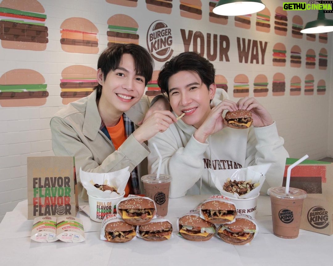 Thanawat Ratanakitpaisan Instagram - แตกต่างกันมาก แต่พอกินด้วยกันก็อร่อย และเข้ากันได้ดีเหมือนพวกเราเลยอะ 👍🏻😋 ใหม่! ช็อกโกแลตคิง การผสมผสานระหว่างเบอร์เกอร์และช็อกโกแลตระดับพรีเมียม เฮอร์ชีส์บันหอมกรุ่นจากเตาผสมผสานกับเนื้อย่างด้วยไฟและชีสเยิ้มๆ ราคาเริ่มต้น 129 บาทเท่านั้น 🍫🍔 มาพร้อมกับเฮอร์ชีส์ฟรายส์ 🍟 เฟรนช์ฟรายส์นำเข้า 100% ราดด้วยซอสช็อกโกแลตเข้มข้น อร่อยจนต้องดูดนิ้ว 👍🏻 ไปอร่อยกันได้ตั้งแต่ 24 มกราคม – 31 มีนาคม 2023 นะครับ #BurgerKingThailand #เฮอร์ชีส์บัน #เฮอร์ชีส์ฟรายส์ #ChocolateBurger #ChocolateKing