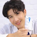 Thanawat Ratanakitpaisan Instagram - ใครมีปัญหาผิวแห้ง หน้าลอกเป็นขุย แบบผมบ้าง ขอแนะนำตัวนี้เลย Cerave Facial Moisturising Lotion มอยส์เจอร์ไรเซอร์ช่วยฟื้นฟูเกราะปกป้องผิว เป็นเนื้อเจลเบาสบายผิว ซึมไว ไม่หนักหน้า ที่สำคัญไม่อุดตันด้วย และยังมีเซราไมด์ 3 ชนิดช่วยเติมความชุ่มชื้นให้ผิวและสร้างปราการผิวให้แข็งแรง พร้อมกับ MVE เทคโนโลยีลิขสิทธิ์เฉพาะของ Cerave ที่ช่วยล็อกความชุ่มชื้นได้ยาวถึง 24 ชม. ดีขนาดนี้...ใครยังไม่มีต้องซื้อแล้ว จะได้มีผิวแข็งแรงไปด้วยกันนะครับ!! 💙 📌 หาซื้อได้ที่ Watsons, Boots, EVEANDBOY , Beautrium, ร้านขายยาและโรงพยาบาลชั้นนำทั่วไป, Lazada, Shopee, Konvy #CeraVeThailand #แห้งไหนก็ชุ่มชื้น24ชม #TryCeraVe