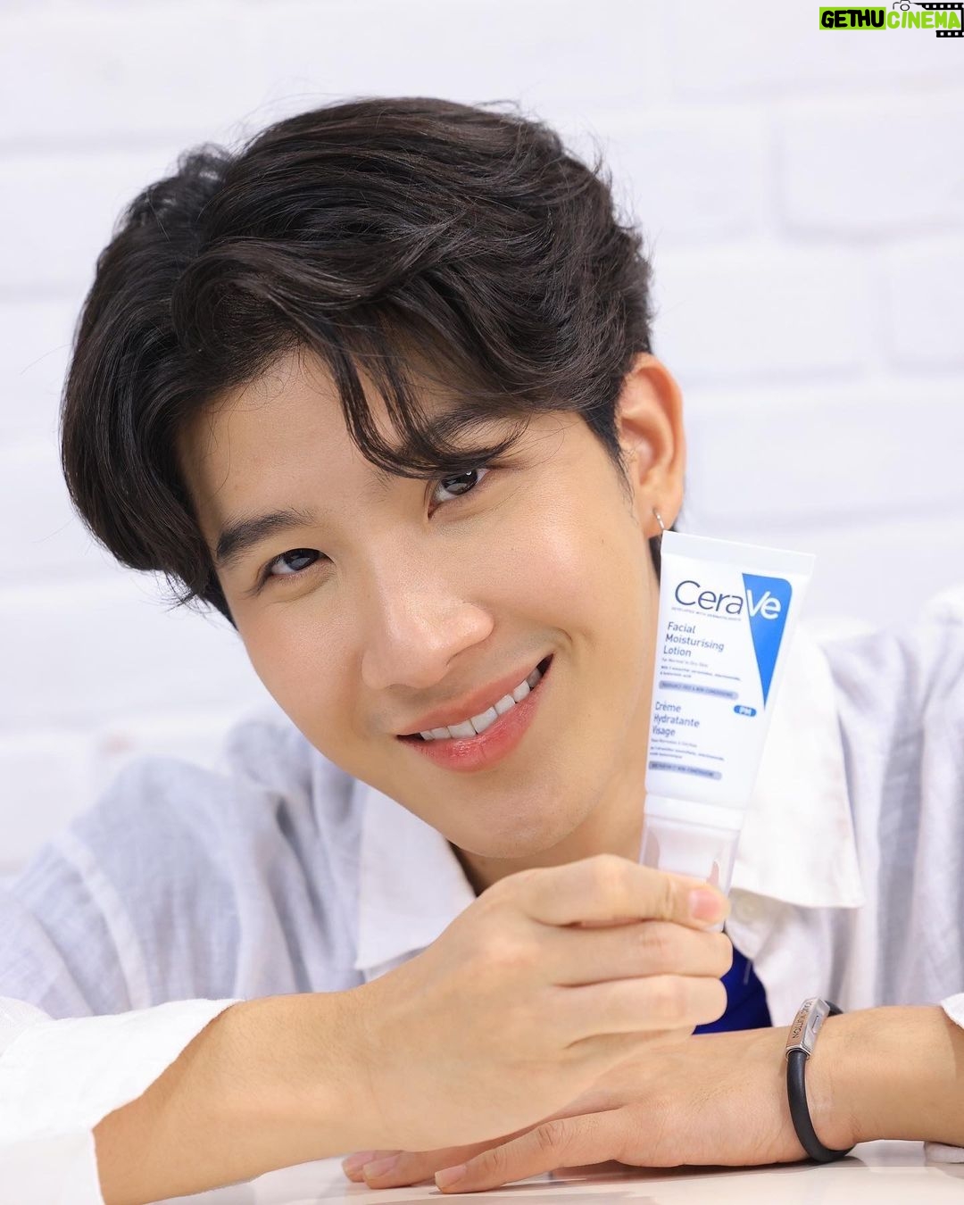 Thanawat Ratanakitpaisan Instagram - ใครมีปัญหาผิวแห้ง หน้าลอกเป็นขุย แบบผมบ้าง ขอแนะนำตัวนี้เลย Cerave Facial Moisturising Lotion มอยส์เจอร์ไรเซอร์ช่วยฟื้นฟูเกราะปกป้องผิว เป็นเนื้อเจลเบาสบายผิว ซึมไว ไม่หนักหน้า ที่สำคัญไม่อุดตันด้วย และยังมีเซราไมด์ 3 ชนิดช่วยเติมความชุ่มชื้นให้ผิวและสร้างปราการผิวให้แข็งแรง พร้อมกับ MVE เทคโนโลยีลิขสิทธิ์เฉพาะของ Cerave ที่ช่วยล็อกความชุ่มชื้นได้ยาวถึง 24 ชม. ดีขนาดนี้...ใครยังไม่มีต้องซื้อแล้ว จะได้มีผิวแข็งแรงไปด้วยกันนะครับ!! 💙 📌 หาซื้อได้ที่ Watsons, Boots, EVEANDBOY , Beautrium, ร้านขายยาและโรงพยาบาลชั้นนำทั่วไป, Lazada, Shopee, Konvy #CeraVeThailand #แห้งไหนก็ชุ่มชื้น24ชม #TryCeraVe