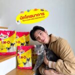 Thanawat Ratanakitpaisan Instagram - มาดูแมวที่ห้องเรามั้ย? สมัยนี้ยังมีคนหลงกลด้วยมุขนี้ไหมน้าา วันนี้รับบทเป็นนักโภชนาการ มาแนะนำทริคเล็กๆน้อยๆให้สำหรับทาสแมวมือใหม่ เวลาจะเลือกอาหารให้น้องแมว ควรเลือกให้เหมาะกับช่วงวัยและความต้องการของน้องๆนะครับ อย่างหมั่นโถวเอง พึ่งเข้าสู่ช่วงวัยโต ก็ต้องเปลื่ยนอาหารจากสูตรลูกแมวมาเป็นแมวโตแทน ของ Me-O เขามีอาหารครบทุกช่วงวัยเลย มีสารอาหารที่ #ครบทุกความต้องการเหมียว ด้วย นอกจากนี้ทุกสูตรเขามีการควบคุมปริมาณโซเดียม ช่วยลดความเสี่ยงต่อการเกิดโรคไต โรคหัวใจและความดันโลหิต สบายใจได้หายห่วง ตอนนี้ทาง Me-O เขามีจัดกิจกรรม #MeORolePlay ชวนทาสแมวมาเล่นฟิลเตอร์ ลุ้นรับของรางวัลมากกว่า 60,000 บาท ใครสนใจ สามารถเข้าไปอ่านรายละเอียดกิจกรรมกันได้ที่หน้าแฟนเพจ Me-O เลย #มีแมวต้องมีโอ