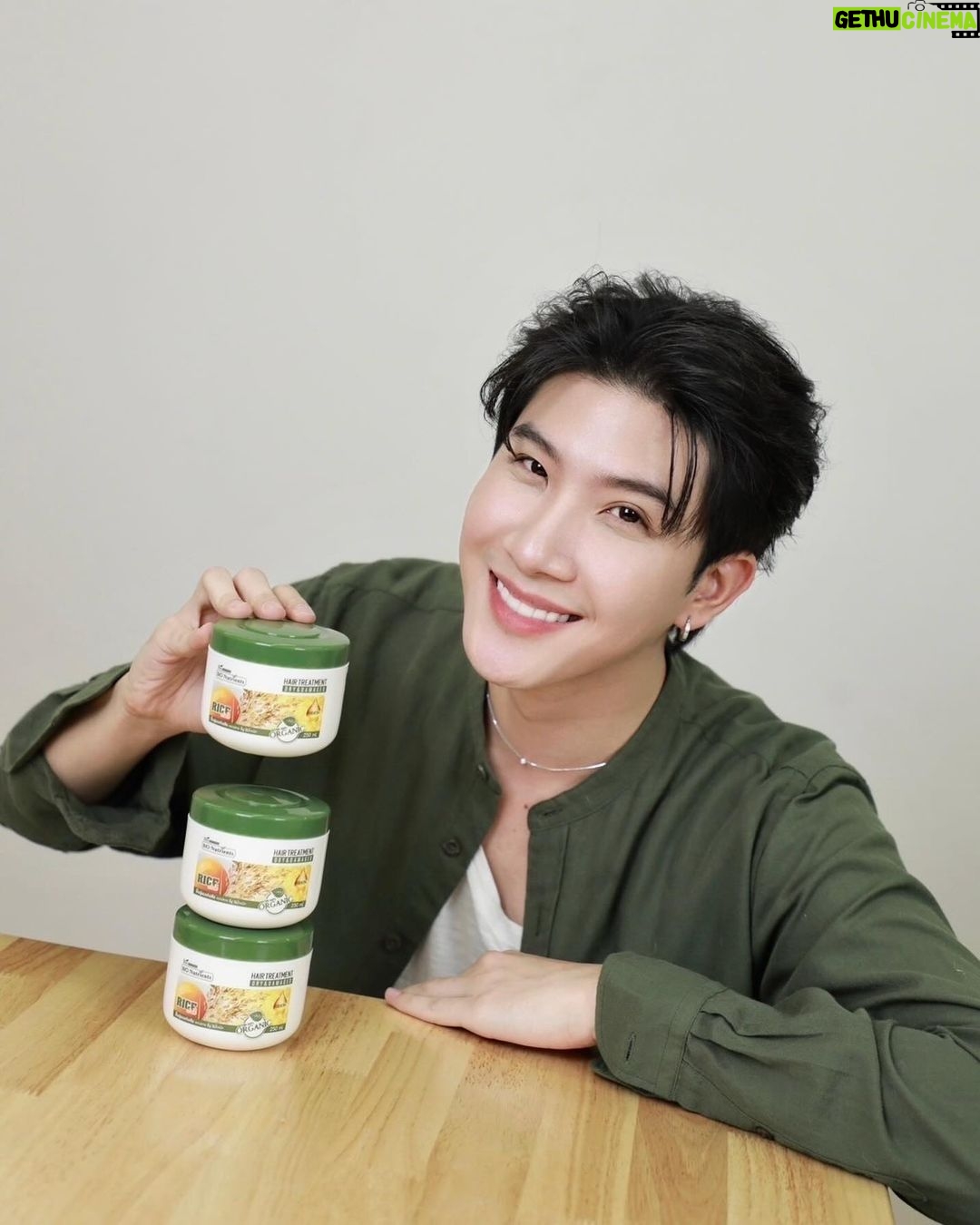 Thanawat Ratanakitpaisan Instagram - เซ็ทผมหนัก ก็พักบำรุงผมหน่อย ด้วย “ไบโอ นิวเทรียนท์ ทรีทเม้นท์ ” ครับ ⚡️✨ กระปุกนี้ เป็นทรีทเม้นท์สูตรเข้มข้น สำหรับฟื้นฟูผมแห้งเสีย ด้วยส่วนผสมจากสารสกัดออแกนิคข้าว และไข่แดง 🌾🥚 😍 หาซื้อได้แล้วที่ 7-Eleven หรือ ซุปเปอร์มาร์เก็ตในห้างสรรพสินค้าชั้นนำทั่วไปเลยนะครับ! #BioNutrients