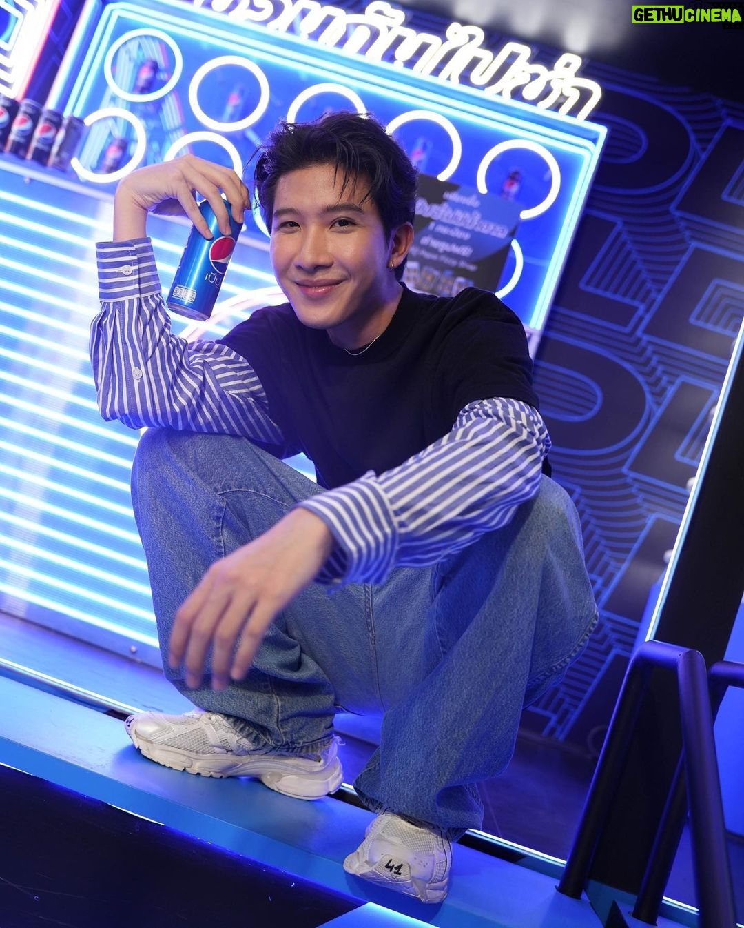 Thanawat Ratanakitpaisan Instagram - ไปซ่าคนเดียวก็กลัวเหงา เลยชวนเพื่อนรักไปซ่าด้วยที่งาน #siammusicfest2022 💙🖤 เป็นการซ่าทิ้งท้ายปีที่สนุกสุดตัวมากครับ #เป๊ปซี่ชวนกันไปซ่า