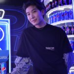 Thanawat Ratanakitpaisan Instagram - ไปซ่าคนเดียวก็กลัวเหงา เลยชวนเพื่อนรักไปซ่าด้วยที่งาน #siammusicfest2022 💙🖤 เป็นการซ่าทิ้งท้ายปีที่สนุกสุดตัวมากครับ #เป๊ปซี่ชวนกันไปซ่า